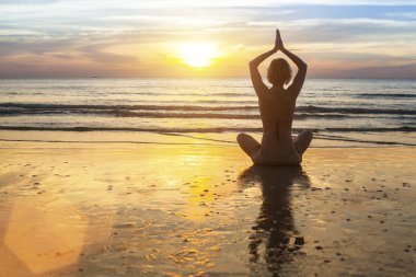 Meditasyon okyanus yakın