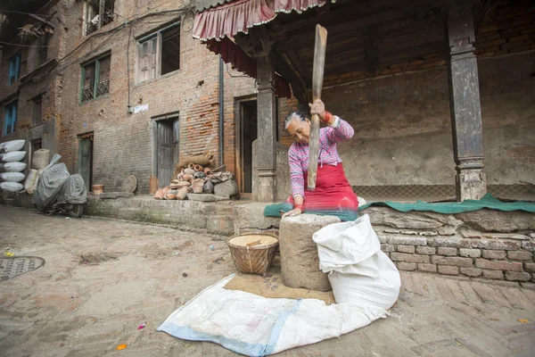 Mulher nepalesa trabalhando — Fotografia de Stock