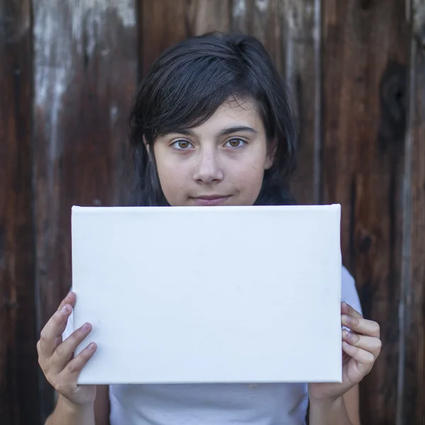 Menina adolescente com um banner branco — Fotografia de Stock