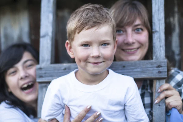 Chlapec představuje pro fotoaparát — Stock fotografie