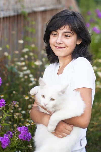 Tiener meisje met een kat — Stockfoto