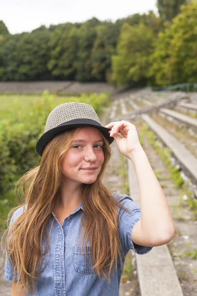 Fiatal lány a kalapban — Stock Fotó