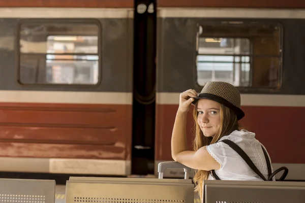 Menina está esperando um trem — Fotografia de Stock