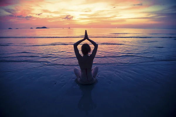 Silhouet van de yoga op het strand — Stockfoto