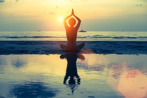 Vrouw die yoga beoefent — Stockfoto