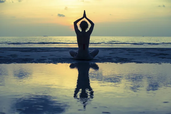 Silueta de mujer meditando — Foto de Stock