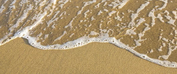 Praia com uma onda suave — Fotografia de Stock