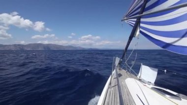 Yelkenli. Denizin üzerinde Regatta.