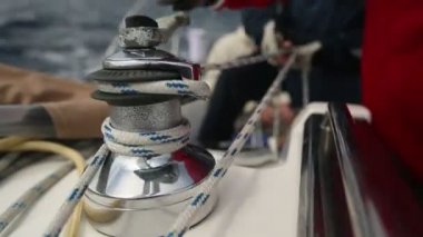 İpleri çeken adam
