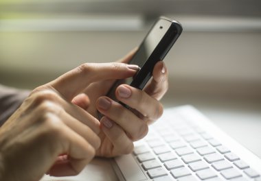 Cep telefonu kullanan kişi