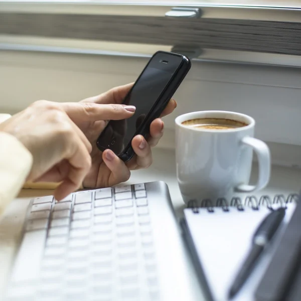 Person mit Mobiltelefon — Stockfoto