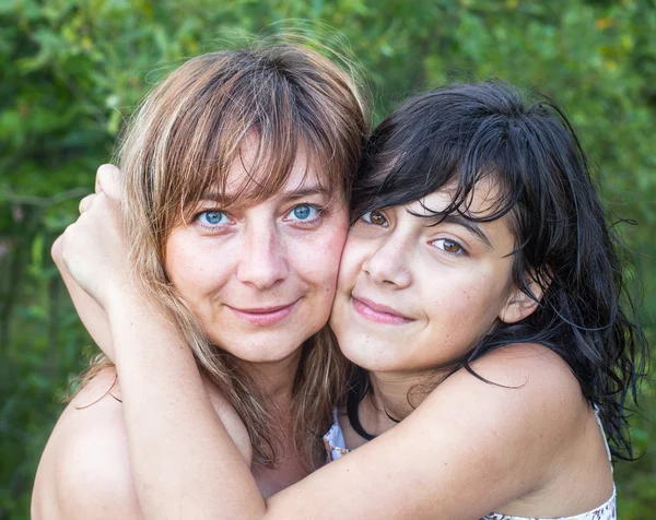 Mulher abraçando sua filha — Fotografia de Stock