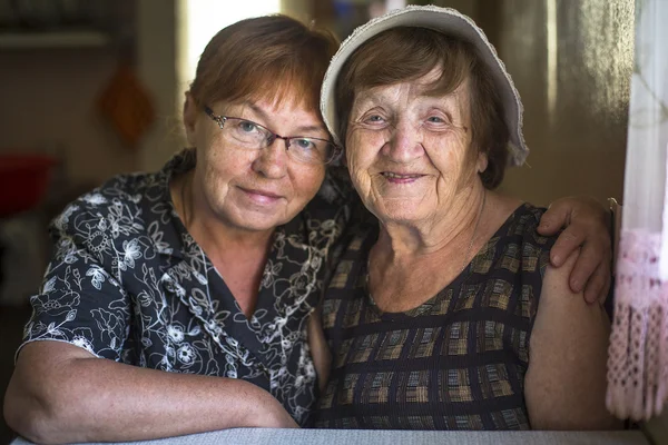 Old woman and her daughter — Stock Photo, Image