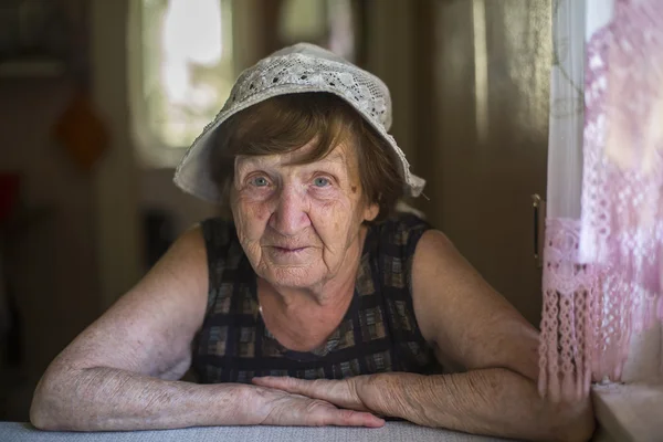 Old woman in the kitchen — Stock Photo, Image