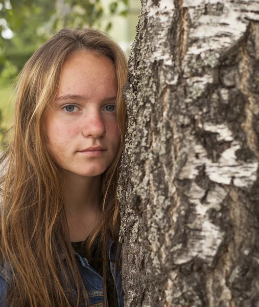 Ragazza adolescente con i capelli lunghi — Foto Stock