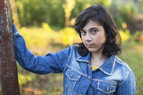 Menina adolescente de cabelos pretos — Fotografia de Stock