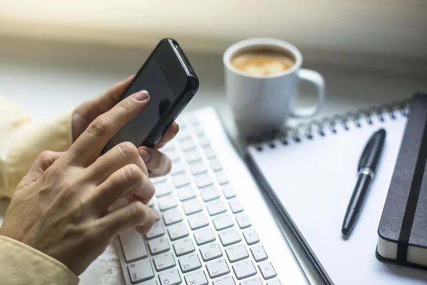 Person som använder mobiltelefon — Stockfoto