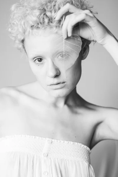 Lady looking  through a dry leaf — Stock Photo, Image