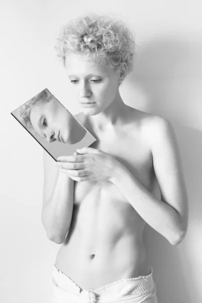 Jeune femme nue tenant miroir — Photo