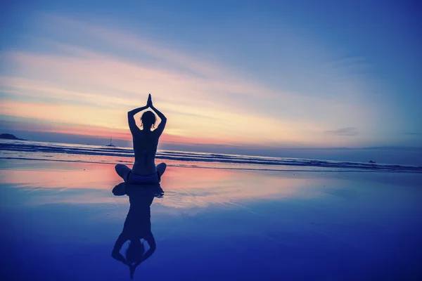 Practicar yoga en el lado del océano — Foto de Stock