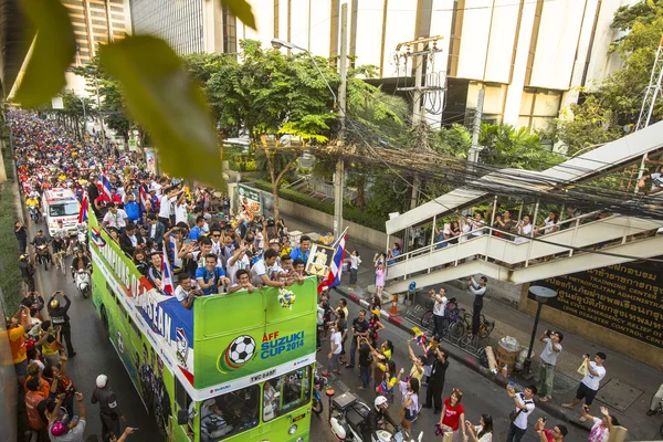 Los aficionados al fútbol tailandés celebran después de ganar —  Fotos de Stock