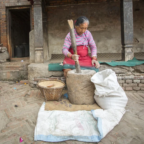Mujer trabajando en su taller de cerámica — Foto de Stock