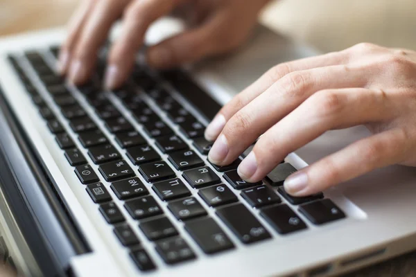 Dedos escribiendo en el ordenador portátil —  Fotos de Stock