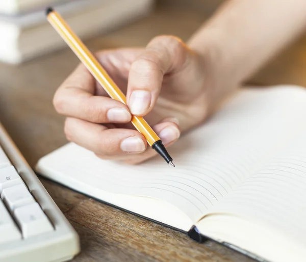 La mano escribe con una pluma — Foto de Stock