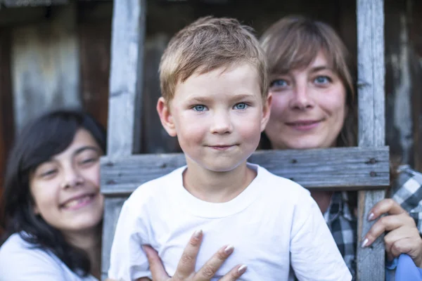 Menino com sua mãe e irmã mais velha — Fotografia de Stock