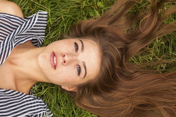 Chica acostada en la hierba verde — Foto de Stock