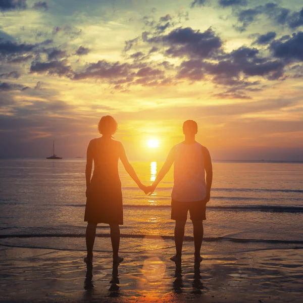 Couple sur la plage de l'océan — Photo