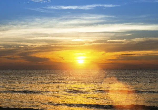 海ビーチの夕日. — ストック写真