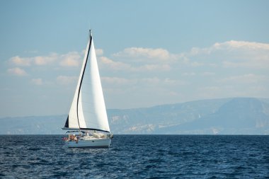 Kimliği belirsiz yelkenli tekne yarışı