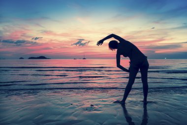 Kadın siluet egzersizleri yapıyor