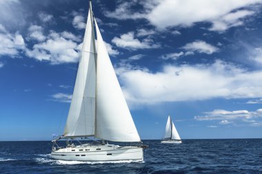 Dalgaları aracılığıyla yelken