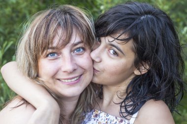 genç anne kızıyla birlikte