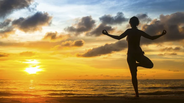 Mulher meditação na costa do oceano — Fotografia de Stock