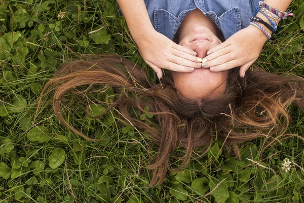 Dívka ležící na trávě — Stock fotografie