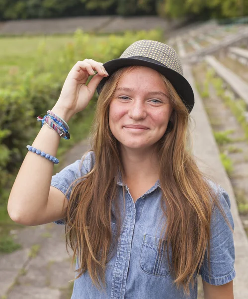 Leuk meisje met een hoed — Stockfoto