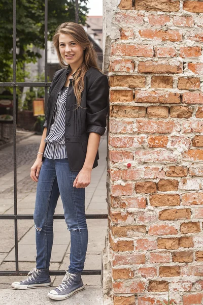 Chica joven de pie en una calle —  Fotos de Stock