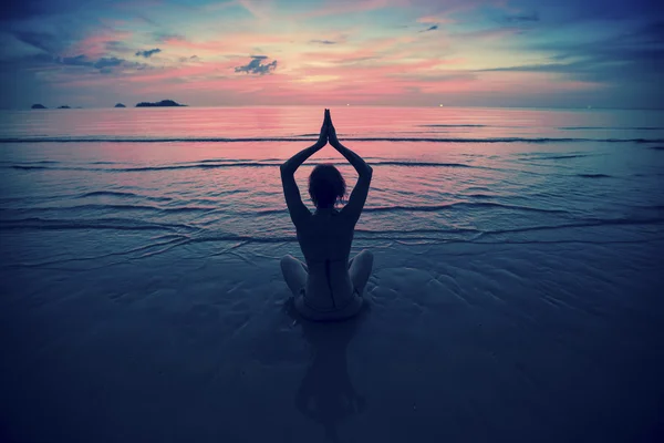 Mujer joven practicando yoga — Foto de Stock