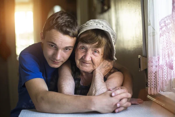 Внук обнимает ее бабушку — стоковое фото