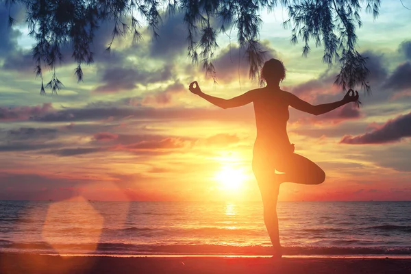 Vrouw die yoga beoefent — Stockfoto