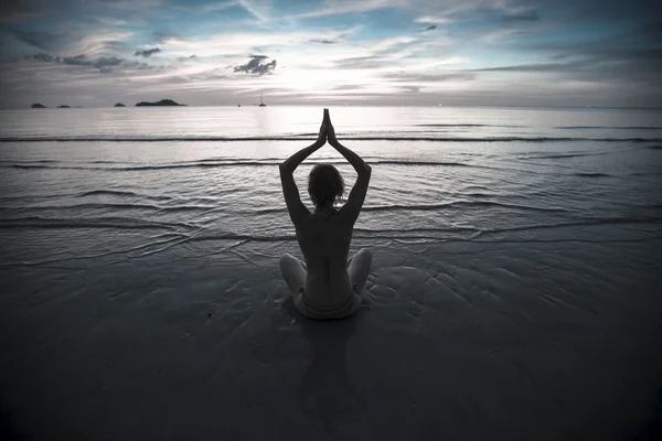 Jóga žena na pláži — Stock fotografie