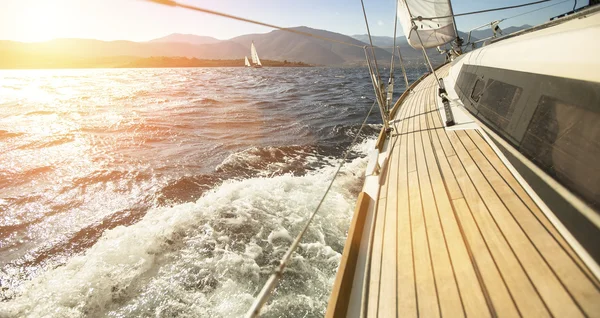 Yacht a vela verso il tramonto — Foto Stock