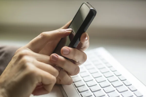 Frau benutzte Handy — Stockfoto