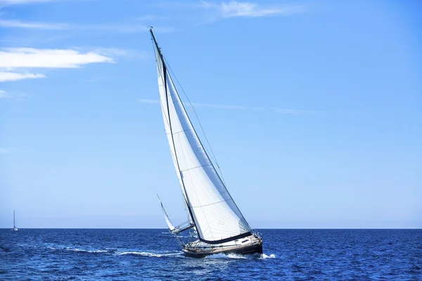 Segling genom vågorna — Stockfoto