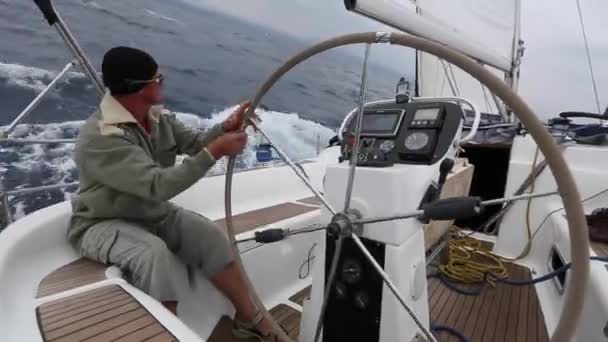 Klipp uppsättning: sjömän delta i segling regatta — Stockvideo