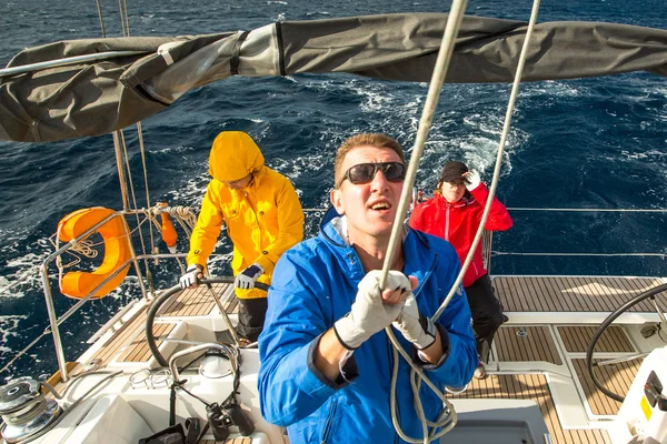 Niet-geïdentificeerde zeilers regatta — Stockfoto