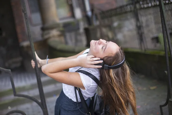 Kvinna njuter musik — Stockfoto